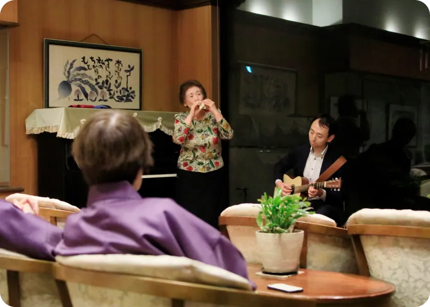 演奏するスタッフ